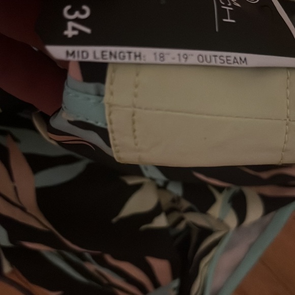 NWT Men’s Volcom Board Shorts “True To This” Tropical Floral. Length 18”-19” - Picture 4 of 7